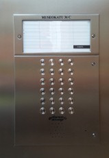 Museokatu 36 uusi painiketaulu jaloteräksestä