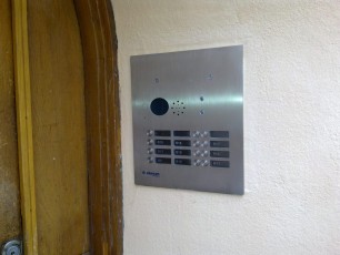 Pietarinkatu 10 Helsinki uusi Elkesan jaloteräsovipuhelintaulu