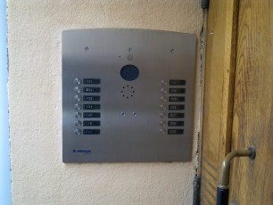 Pietarinkatu 10 Helsinki uusi Elkesan jaloteräsovipuhelintaulu