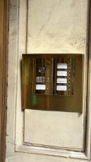 Pohjoisesplanadi 25 Helsinki messinen Bticino-ovipuhelintaulu