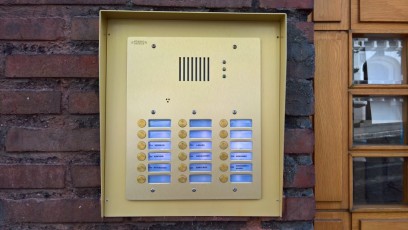 Pohjoisranta 8 Helsinki alumiininen TDP-taulu messinkivärillä