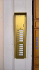 Pohjoisranta 8 Helsinki alumiininen TDP-taulu messinkivärillä