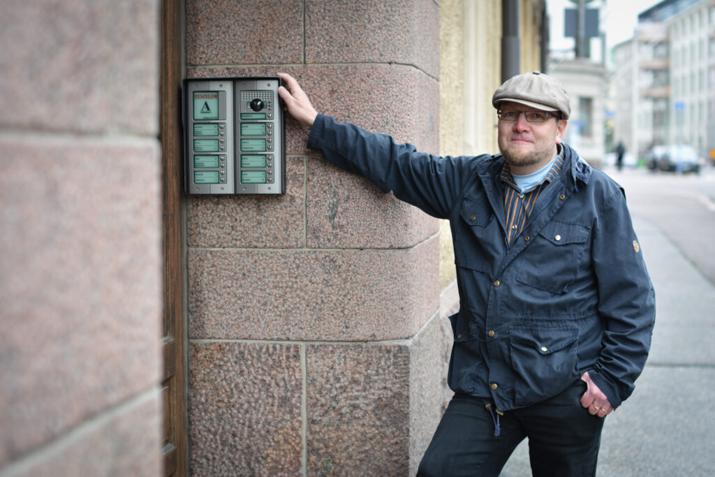 Töölönkatu 8, As Oy Tusculum ovipuhelintaulu sekä Jukka Kähkönen