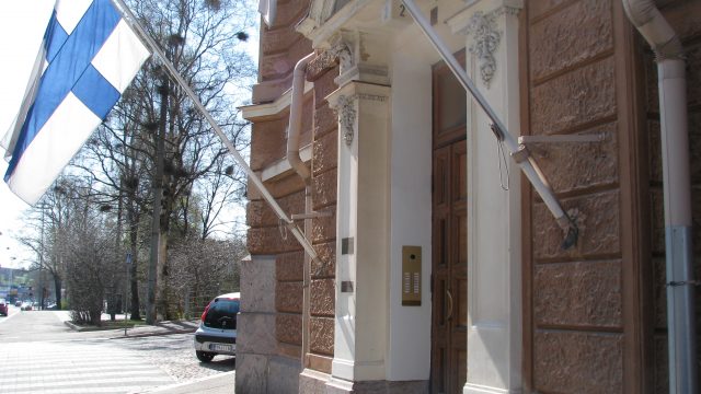 Satamakatu 2 Helsinki aitomessinkinen ovipuhelintaulu Elkesan. Elkesan-Ovipuhelintaulu arvoisessaan ympäristössä.